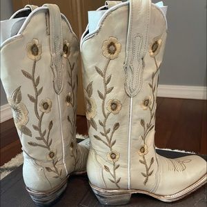 Never worn beige boots